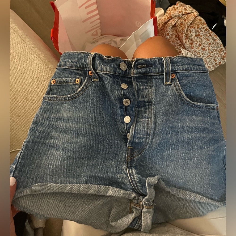 LEVIS HIGH RISE SHORTS